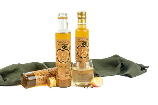 Lietuviškas natūralus obuolių sidro actas, brandintas ąžuolo statinėse, rūgštingumas 5 %.